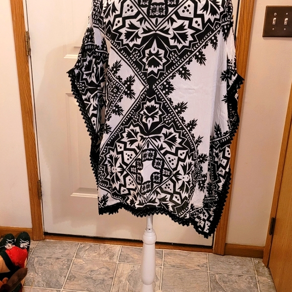 NWOT Chico's top.  SZ S/M but will fit a large easy. - Picture 9 of 13
